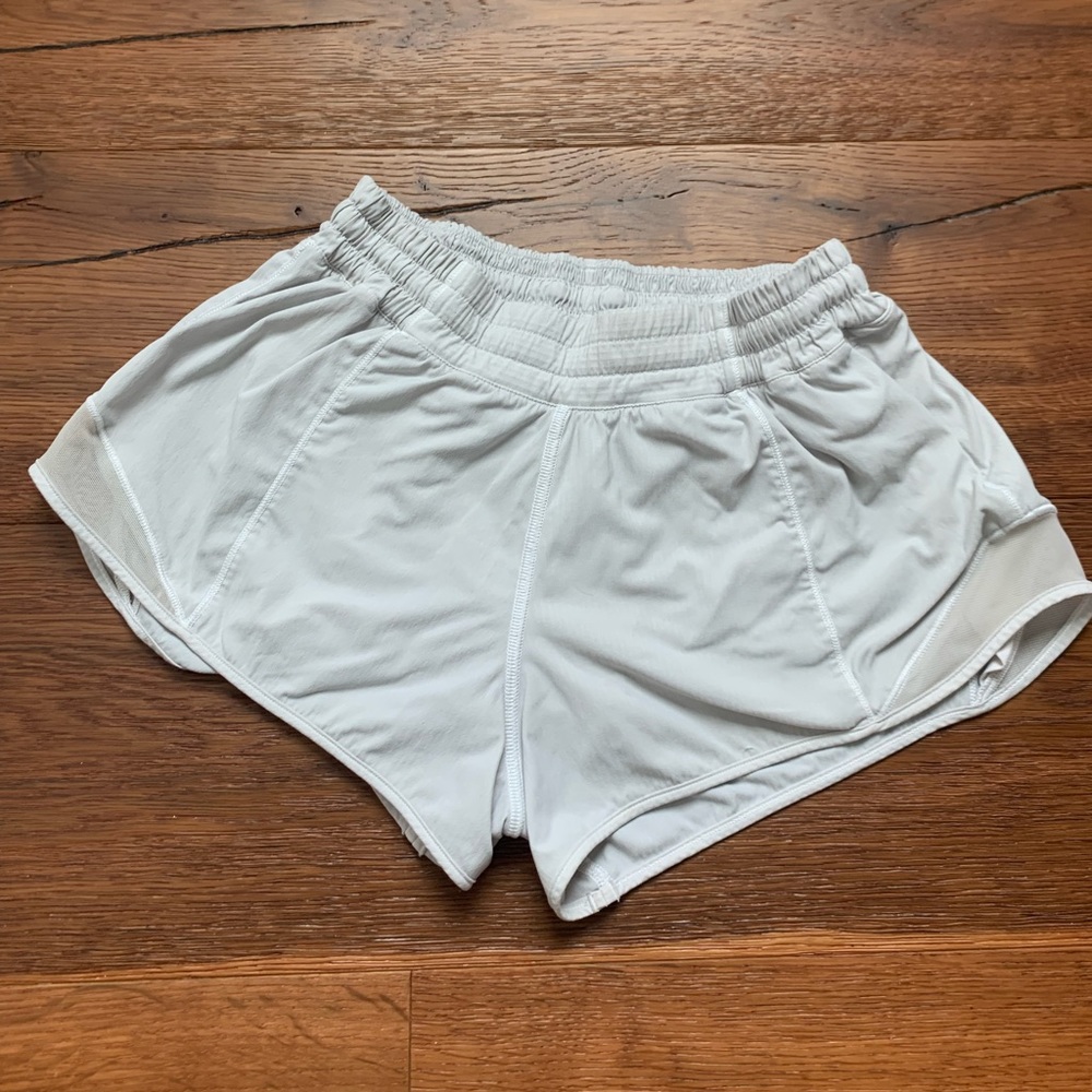 White Lululemon HOTTY Hots 2.5” inseam